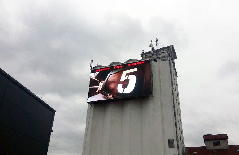 صفحه نمایش در فضای باز برای P20 بالا آگهیهای ساختمان.