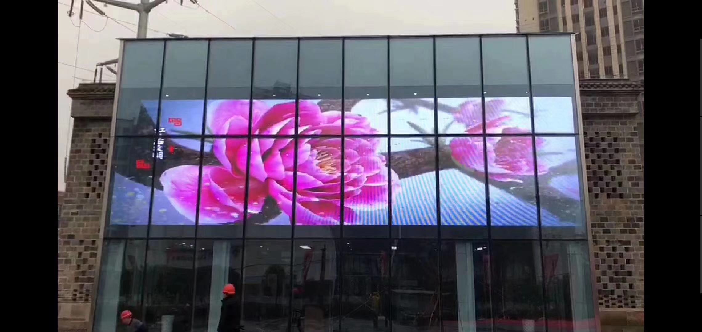 Paparan dinding video lutsinar 40 meter persegi bersinar dengan gambar yang terang